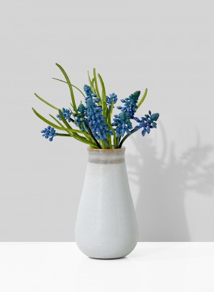Serene Spaces Living 5.5 inches Tall Ceramic Bud Vase For Floral Arrangements In Parties, Events And Home Decor